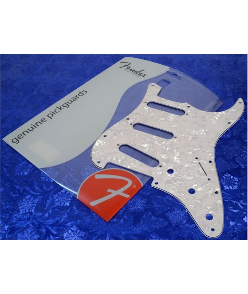 Fender Pickguard, Stratocaster Pure White Pearl, Three Ply  0992140000